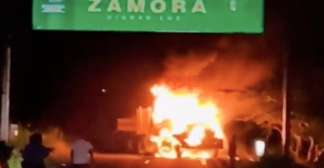 Bloqueos e incendio de camiones en Michoacán