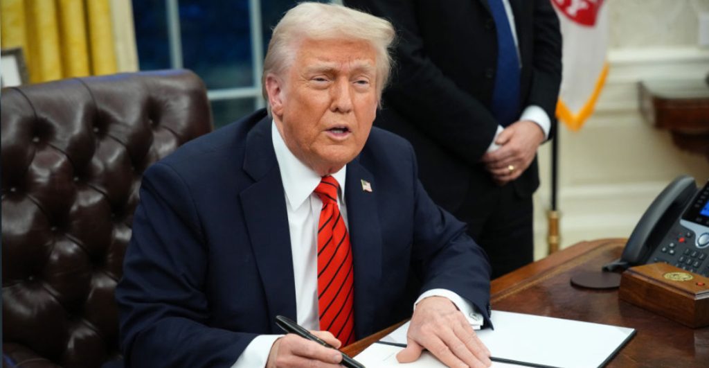 Ya es oficial: Trump impone aranceles del 25% a autos