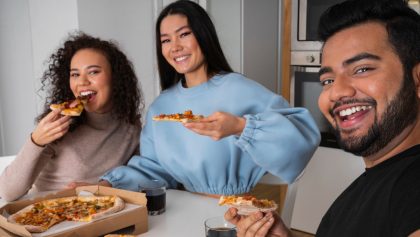 amigos comen pizza