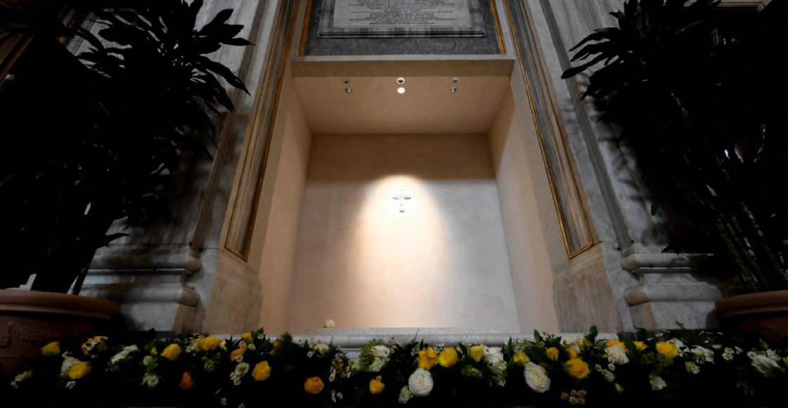 miles-personas-forman-visitar-tumba-papa-francisco-roma-1
