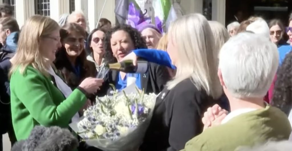Mujeres de Reino Unido celebran decisión de Corte Suprema