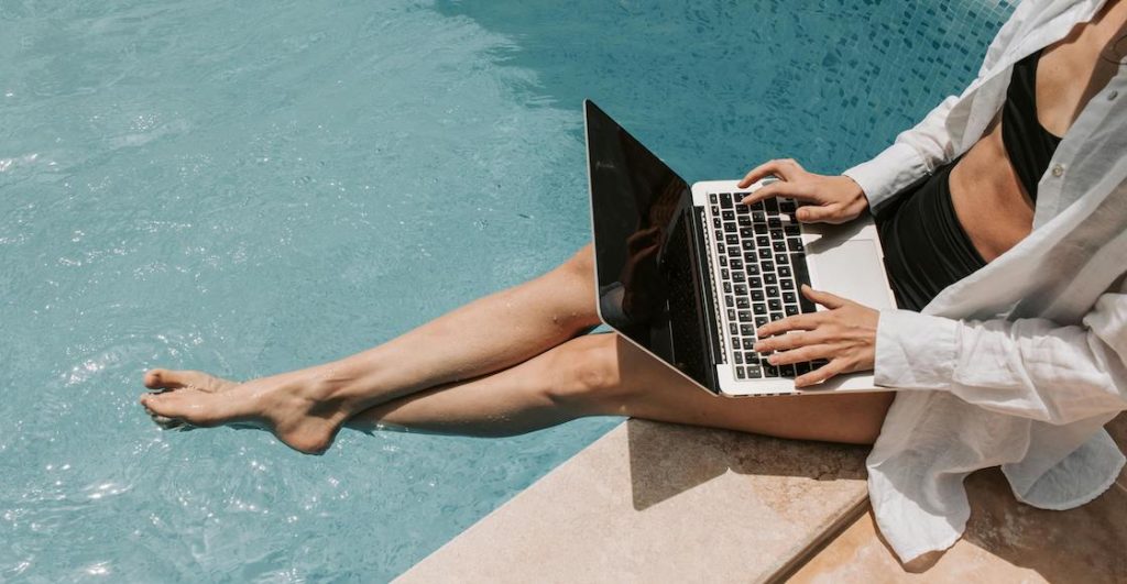6 de cada 10 personas trabajan en sus días de vacaciones.