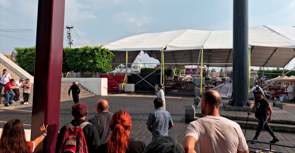 Caída de carpa en Feria del Libro de Neza deja 5 heridos