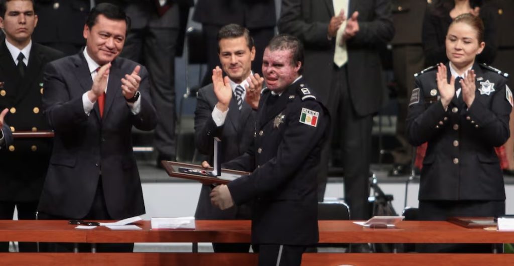 Iván Morelos recibiendo reconocimiento de manos de EPN