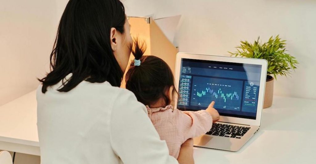 La realidad de ser una mamá trabajadora en México: Menos cargos directivos y otras desigualdades