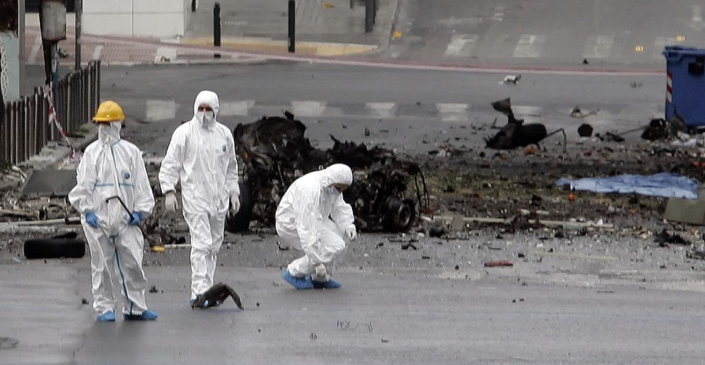 Mujer muere al explotarle bomba que usaría en atentado