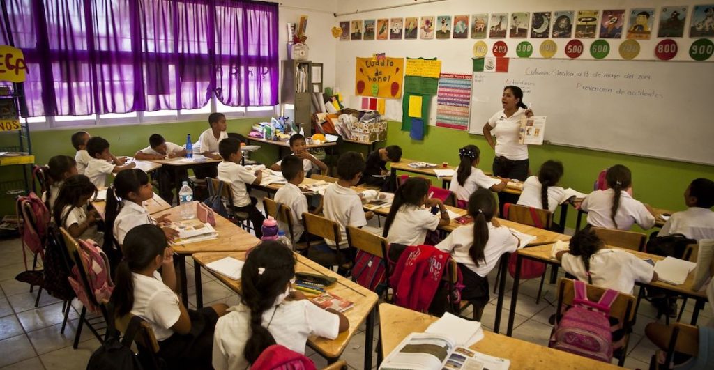 De qué van los cambios para reducir la edad de jubilación de maestros en México