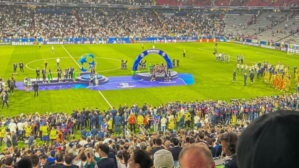 Tiktokers se esconden en el baño para ver la final de la Champions League