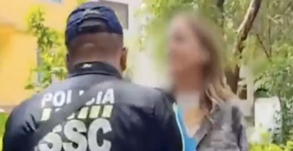 Mujer lanza insulto contra policía